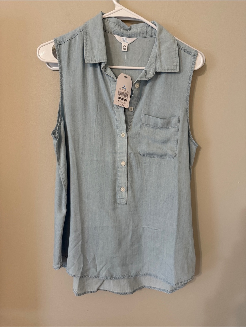 Time and Tru Light Blue Sleeveless Chambray Buttoned Tank